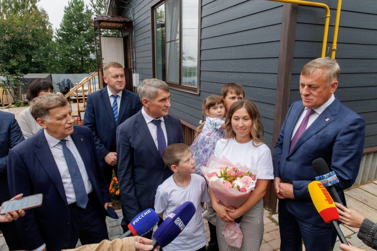 Депутат Государственной Думы РФ, первый заместитель руководителя фракции «Единая Россия» Вячеслав Макаров, Глава Чувашской Республики Олег Николаев и генеральный директор ООО «Газпром межрегионгаз» Сергей Густов с новыми абонентами